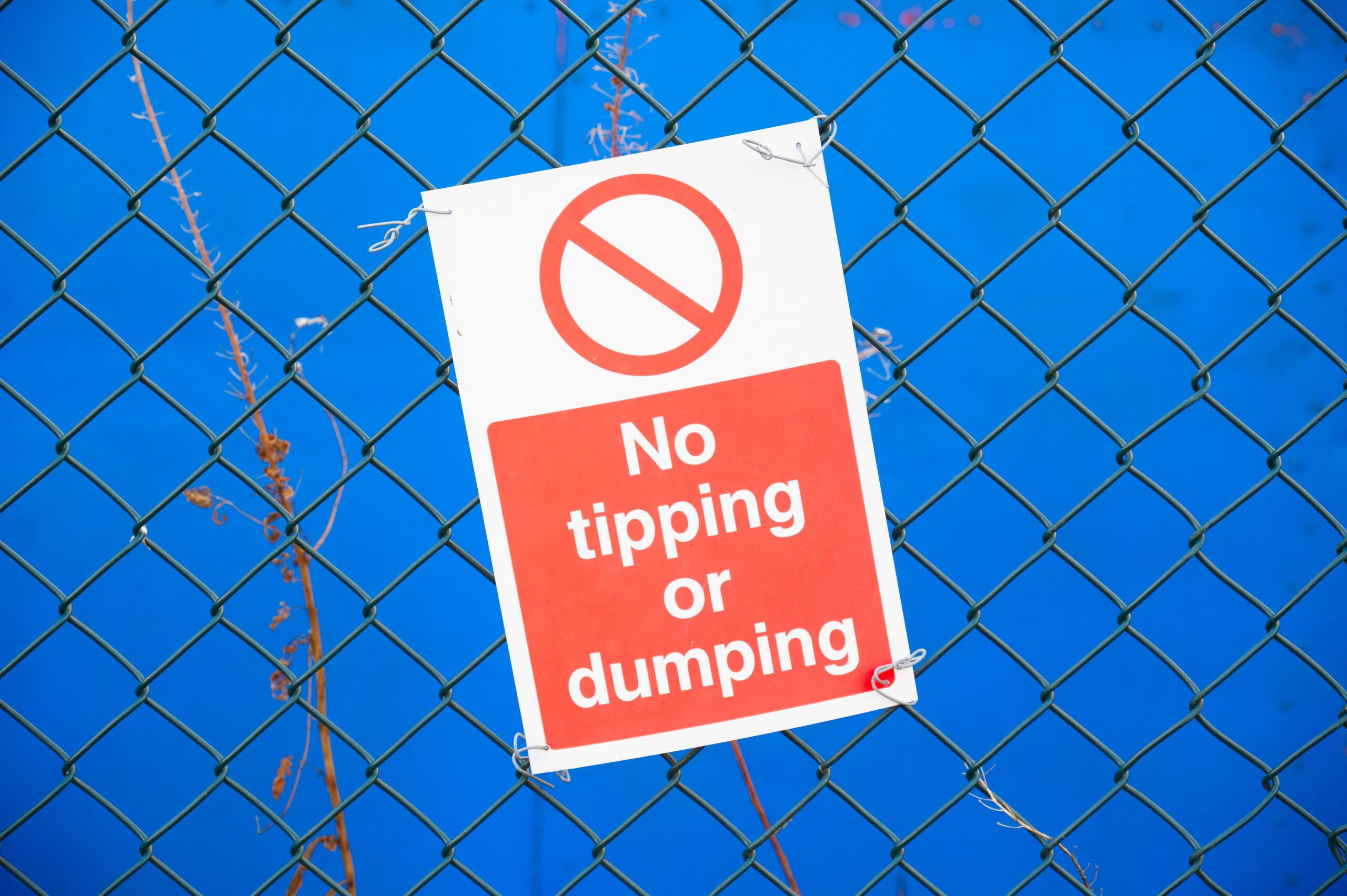 'No tipping or dumping' warning sign